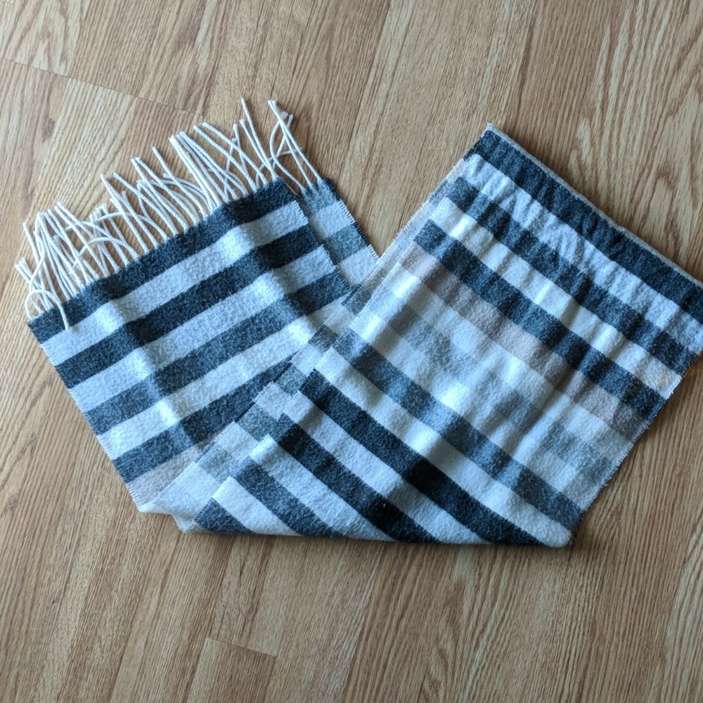 Gray/tan short fringed scarf